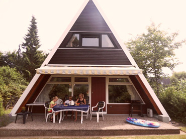 Haus und Terrasse von der Gartenseite gesehen.